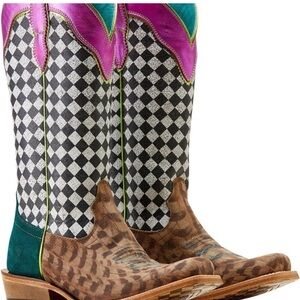 ISO - Ariat Ladies Futurity Checkered Hashtag